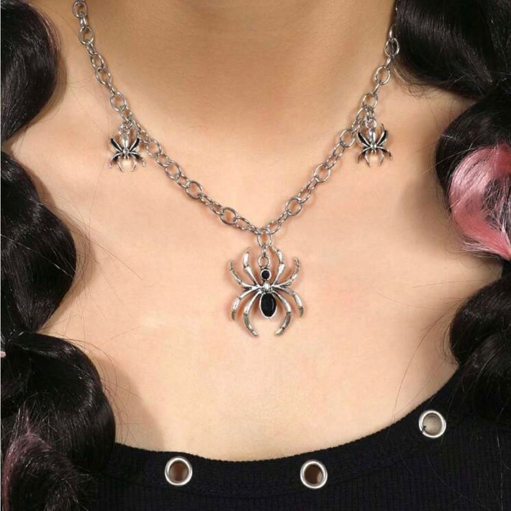 Silver chunky chain with spiders!! Black stone center! New